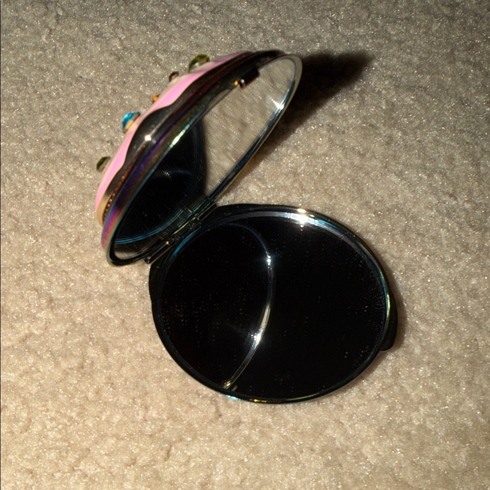 Betsey Johnson Donut mirror compact - Picture 2 of 5